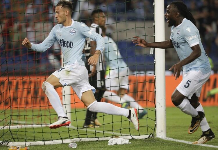 Alessandro Murgia ghi bàn thắng quyết định muộn giúp Lazio gây bất ngờ trước Juventus và nâng cao chiếc Siêu Cúp