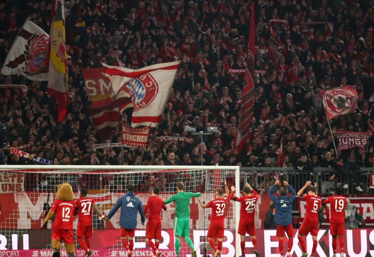 Bayern Munich players thank the fans after their dominating win against Schalke 04 in Bundesliga