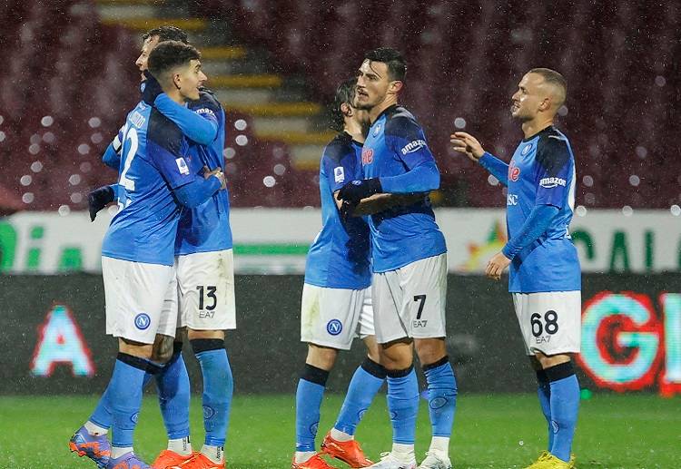 Napoli puncaki klasemen Seri A.