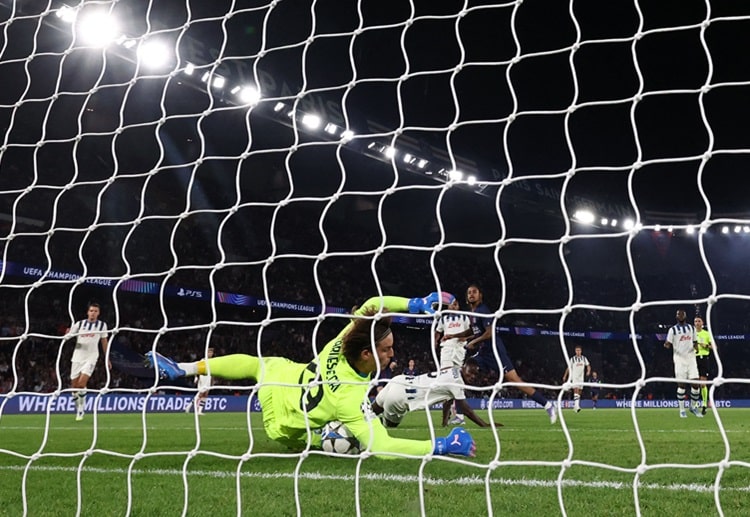 欧冠联赛 卡尔内塞基在比赛中多次扑救，表现出色