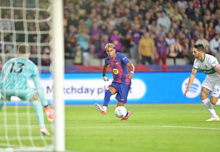 西甲联赛 18岁的亚马尔在禁区内巧妙摆脱防守后左脚抽射破门，为巴萨赢得梦幻开局。